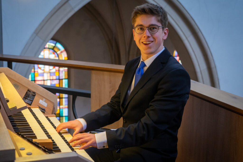 Maximilian Robert Jenkins an der Orgel